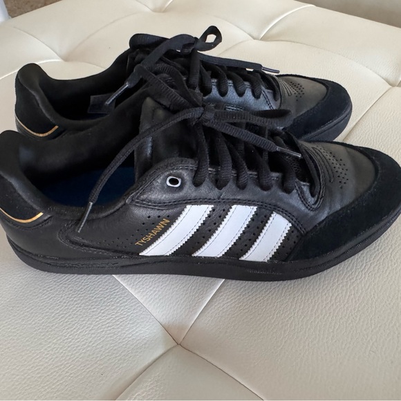 Black and White Men's Sneakers Adidas Tyshawn Low size 11 packed and ready! - Picture 3 of 11